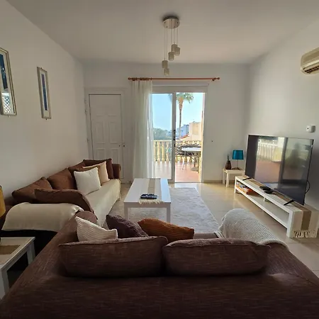 Beautiful Townhouse In Paradise *